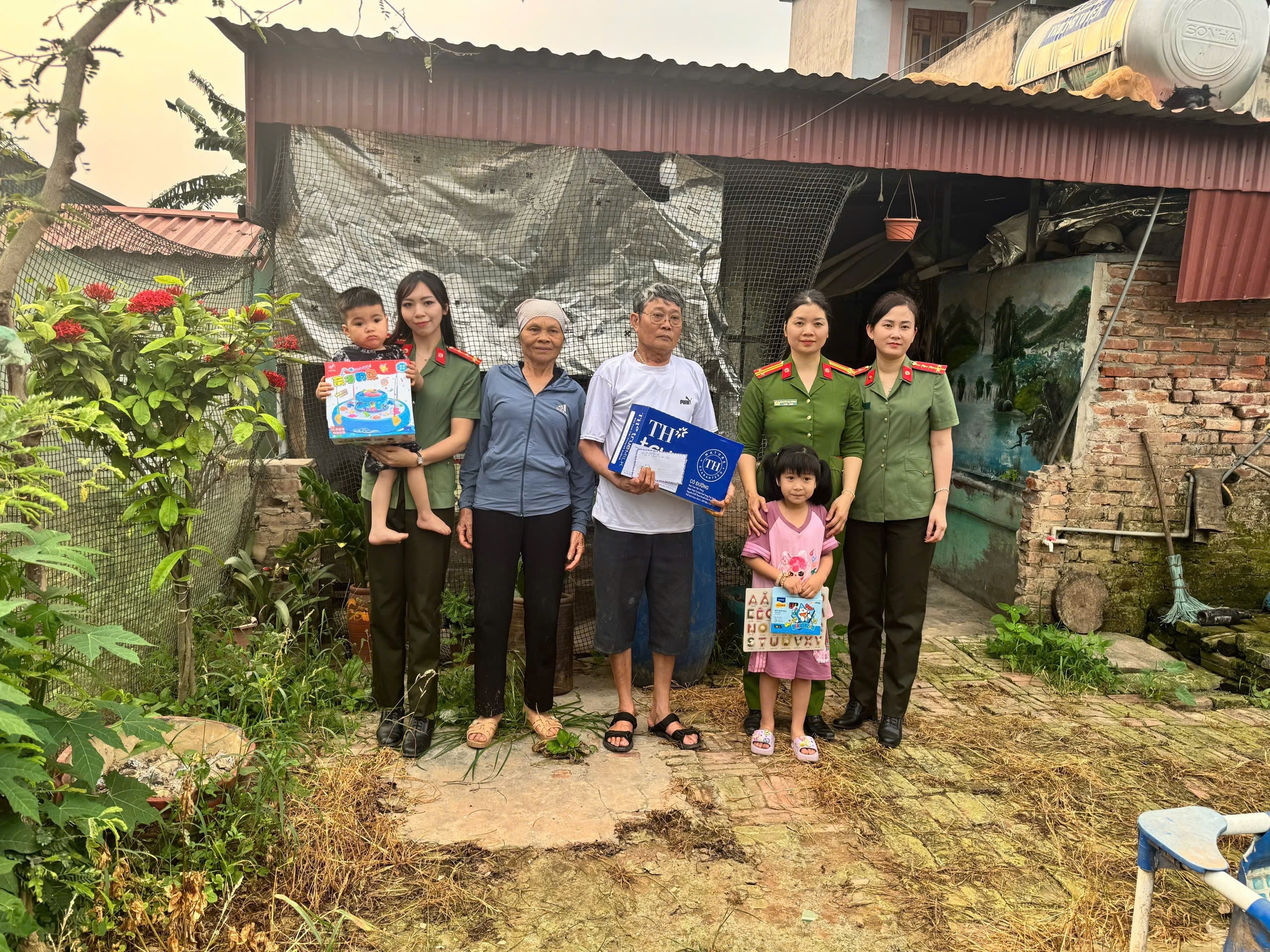 Công an xã Thái Tân thăm hỏi, tặng quà hỗ trợ gia đình có hoàn cảnh đặc biệt khó khăn